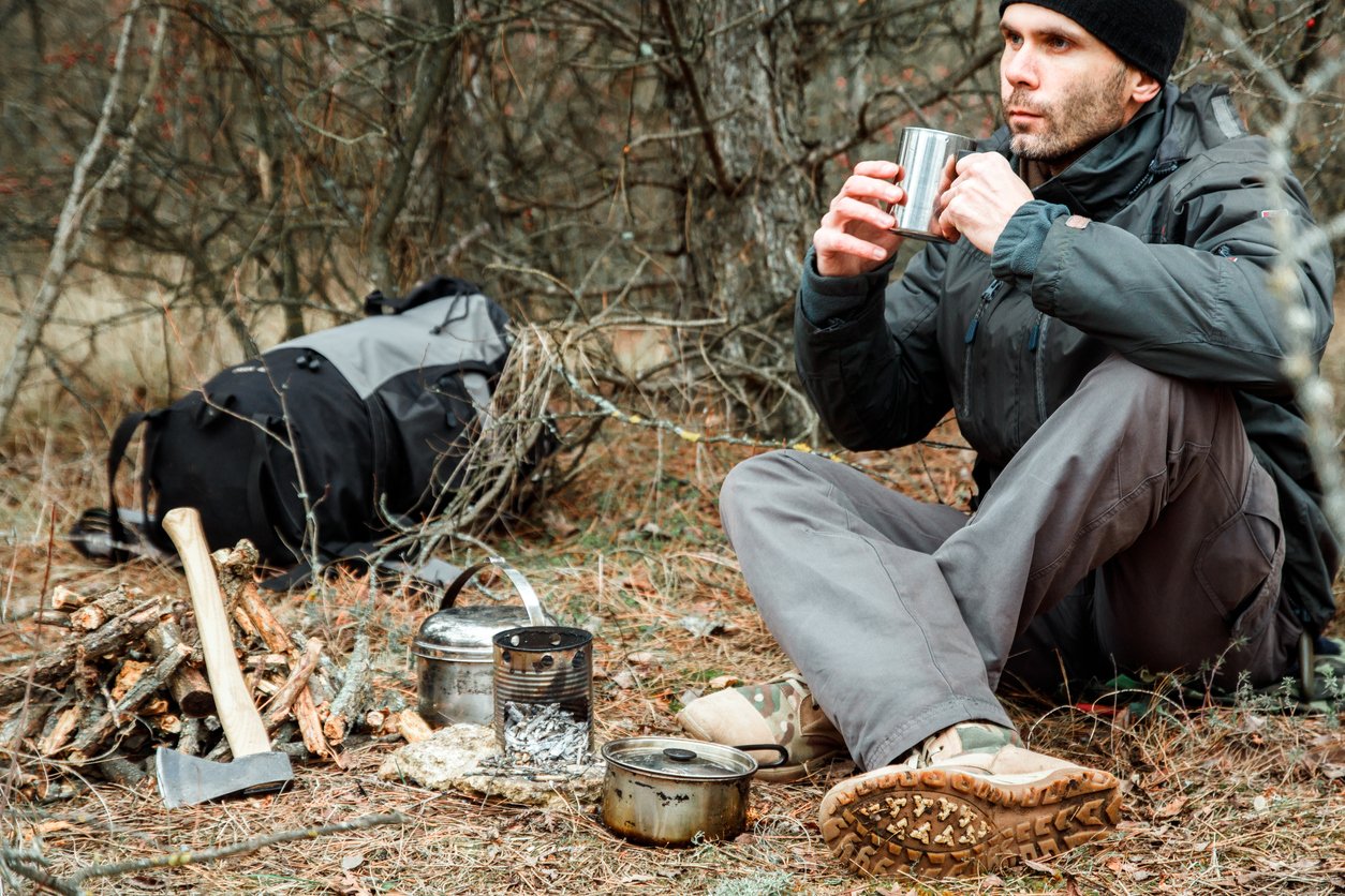Guide dédié à la survie, l'autonomie, la résilience, réalisé par un expert ; techniques éprouvées sur le terrain